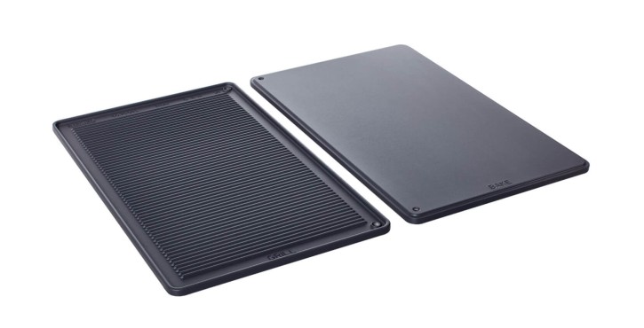  Zwei Backbleche: eines glatt und eines mit Rillen zum Grillen und Backen.