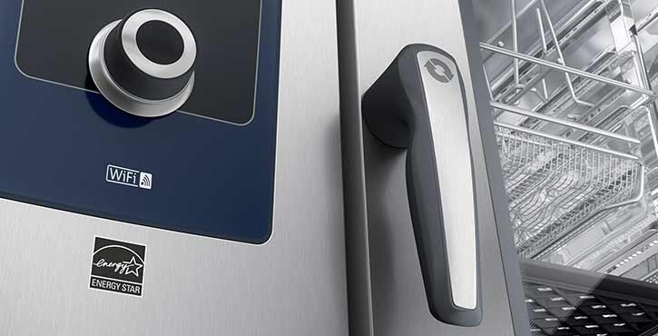 Nahaufnahme des Bedienfelds und des Griffs eines iCombi Pro Ofens mit WLAN- und Energy-Star-Siegel.